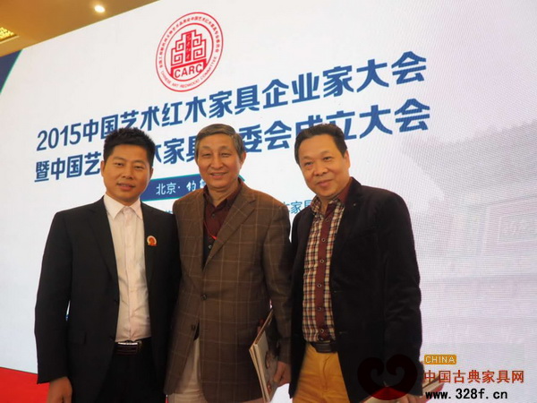 名典紅木董事長(zhǎng)朱永德(左)與原故宮博物院文保科技部主任曹靜樓(中)等合影 名典紅木董事長(zhǎng)朱永德(左)與原故宮博物院文保科技部主任曹靜樓(中)等合影