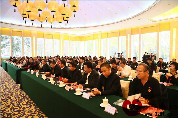 眾多紅木家具行業(yè)專家、企業(yè)代表、以及經(jīng)銷商代表等齊聚2015中國藝術(shù)紅木家具企業(yè)家大會(huì)暨全聯(lián)藝術(shù)紅木家具專委會(huì)成立大會(huì)現(xiàn)場