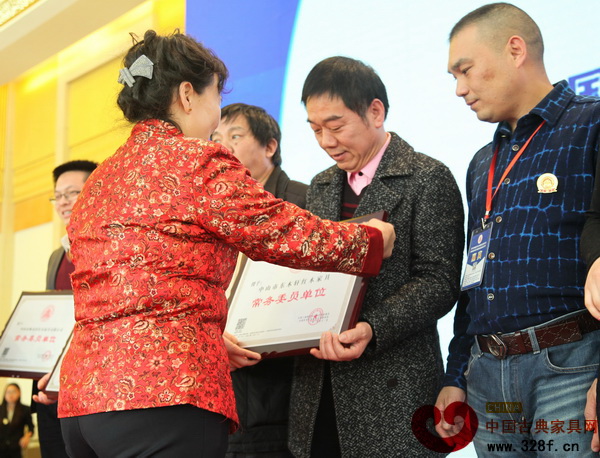 明清古典家具鑒賞專家馬清竹為惟明紅木董事長盧維明(右二)頒發全聯藝術紅木家具專委會常務委員單位牌匾 明清古典家具鑒賞專家馬清竹為惟明紅木董事長盧維明(右二)頒發全聯藝術紅木家具專委會常務委員單位牌匾