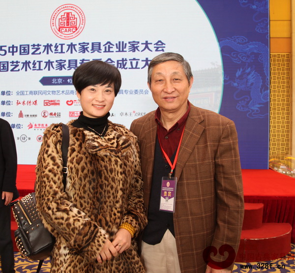 鳳凰于飛董事長王鳳丹與原故宮博物院文保科技部主任、古典紅木家具專家曹靜樓(右)合影 鳳凰于飛董事長王鳳丹與原故宮博物院文保科技部主任、古典紅木家具專家曹靜樓(右)合影