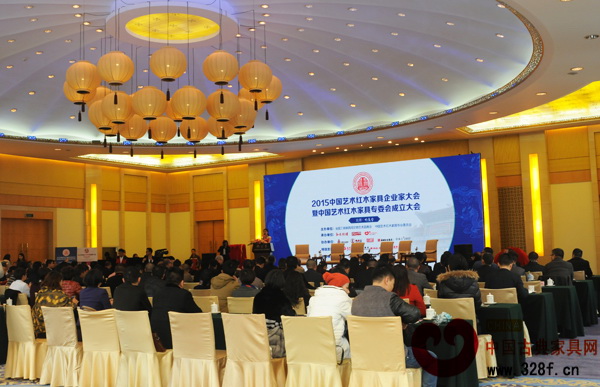 眾多紅木家具行業(yè)專家、企業(yè)代表等齊聚2015中國(guó)藝術(shù)紅木家具企業(yè)家大會(huì)暨全聯(lián)藝術(shù)紅木家具專委會(huì)成立大會(huì)現(xiàn)場(chǎng)