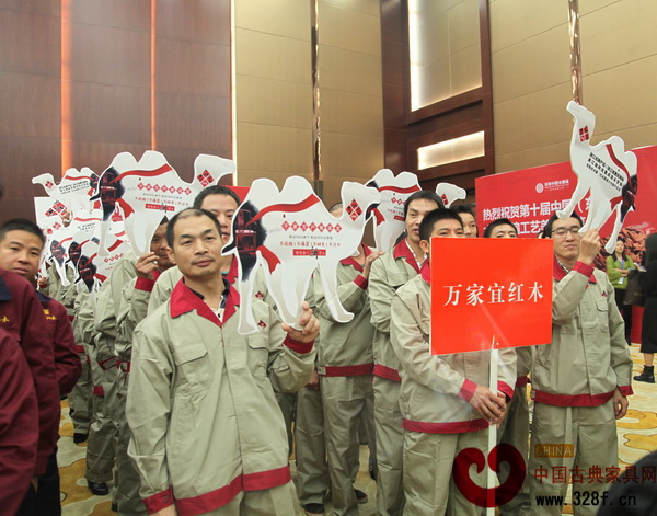 東博會開幕式現(xiàn)場，萬家宜方陣展現(xiàn)龍頭骨干企業(yè)風(fēng)采