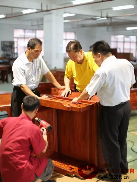 陳國壽非常重視家具細節，常常與設計師、工人討論家具的制作