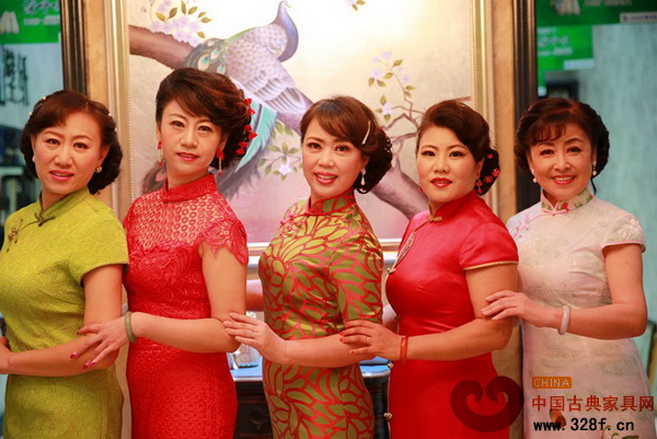 旗袍是中華傳統民族服飾，以其端莊、典雅、大方的東方韻味深得女性青睞