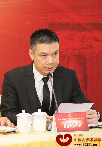 廣州市番禺區(qū)石碁古典紅木家具行業(yè)協(xié)會(huì)會(huì)長(zhǎng)邱志坤宣讀聯(lián)盟標(biāo)準(zhǔn)實(shí)施公告 廣州市番禺區(qū)石碁古典紅木家具行業(yè)協(xié)會(huì)會(huì)長(zhǎng)邱志坤宣讀聯(lián)盟標(biāo)準(zhǔn)實(shí)施公告