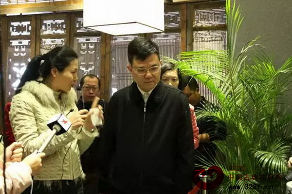 嵇錫貴大師女兒郭藝大師（浙江省非物質文化遺產保護中心副主任、中國藝術研究院藝術學博士、浙江省工藝美術大師）為市委書記薛曉峰介紹此次展出的其他系列瓷器作品