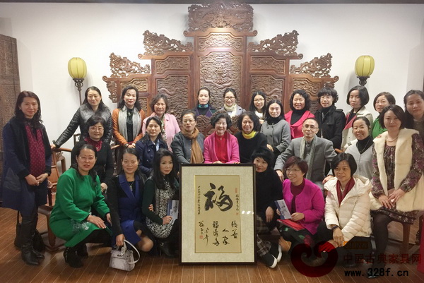 中山市女企業(yè)家協(xié)會(huì)部分女企業(yè)家與嵇錫貴大師合影留念 中山市女企業(yè)家協(xié)會(huì)部分女企業(yè)家與嵇錫貴大師合影留念
