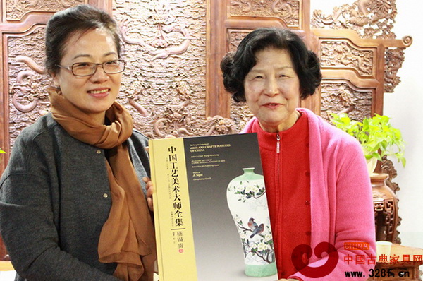 分享會(huì)現(xiàn)場(chǎng)還舉行了贈(zèng)書(shū)儀式,嵇錫貴大師(右)為女企業(yè)家協(xié)會(huì)贈(zèng)送《中國(guó)工藝美術(shù)大師全集》一書(shū) 分享會(huì)現(xiàn)場(chǎng)還舉行了贈(zèng)書(shū)儀式,嵇錫貴大師(右)為女企業(yè)家協(xié)會(huì)贈(zèng)送《中國(guó)工藝美術(shù)大師全集》一書(shū)