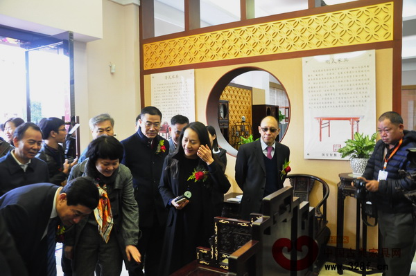 一眾領導在巨龍古玩城工作人員的帶領下參觀幾大主題展覽 一眾領導在巨龍古玩城工作人員的帶領下參觀幾大主題展覽