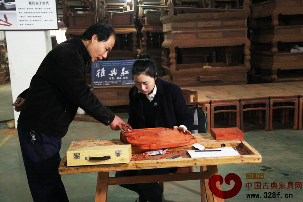 雅典紅木的老師傅對選手進行指導