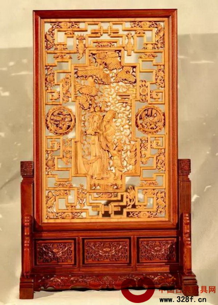 黃小明大師潛心創作的木雕精品《吉慶平安》