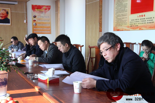 與會(huì)的副會(huì)長(zhǎng)認(rèn)真閱讀優(yōu)秀企業(yè)推薦的相關(guān)文件 與會(huì)的副會(huì)長(zhǎng)認(rèn)真閱讀優(yōu)秀企業(yè)推薦的相關(guān)文件