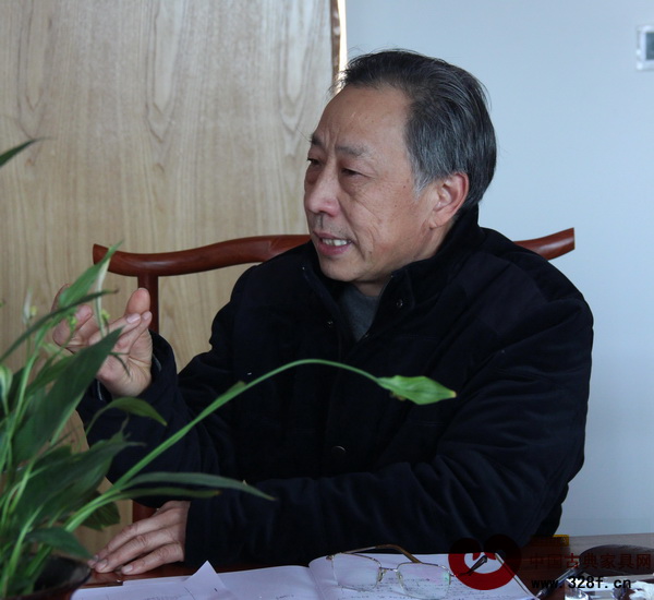 東陽(yáng)市紅木家具行業(yè)協(xié)會(huì)秘書長(zhǎng)曹益民在會(huì)上發(fā)言 東陽(yáng)市紅木家具行業(yè)協(xié)會(huì)秘書長(zhǎng)曹益民在會(huì)上發(fā)言
