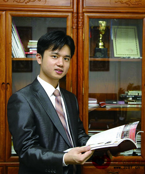 全聯藝術紅木家具專委會執行會長兼秘書長、弘木傳媒CEO林偉華 全聯藝術紅木家具專委會執行會長兼秘書長、弘木傳媒CEO林偉華