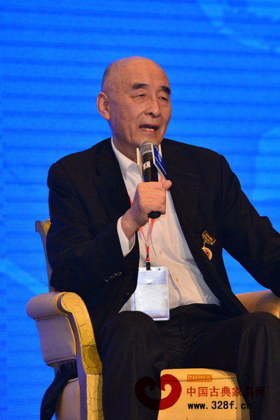 中國傳統(tǒng)工藝大師、深圳泰和園董事長邵湘文在首輪論壇上分享了紅木家具傳承發(fā)展獨(dú)到的看法 中國傳統(tǒng)工藝大師、深圳泰和園董事長邵湘文在首輪論壇上分享了紅木家具傳承發(fā)展獨(dú)到的看法