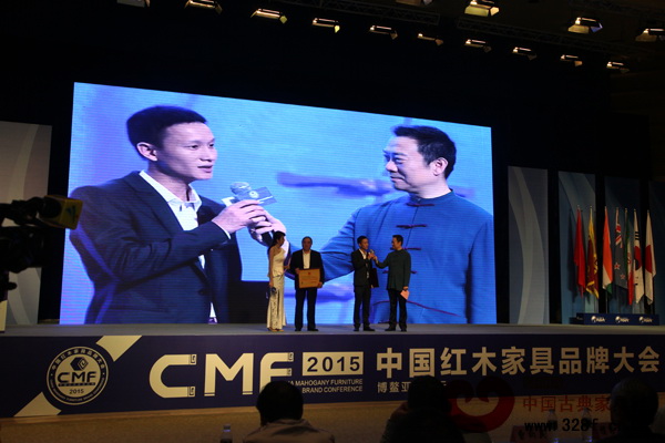 區氏臻品總經理區錦澤接受中央電視臺知名主持人趙保樂(右一)現場采訪 區氏臻品總經理區錦澤接受中央電視臺知名主持人趙保樂(右一)現場采訪