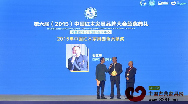 央視知名主持人趙保樂(左)現場采訪“2015年中國紅木家具創新貢獻獎”獲獎者——西安紅木雅居閣總裁石立峰 央視知名主持人趙保樂(左)現場采訪“2015年中國紅木家具創新貢獻獎”獲獎者——西安紅木雅居閣總裁石立峰
