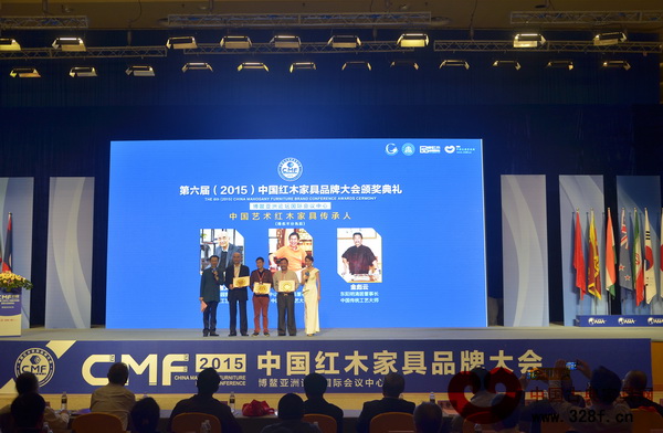 “中國藝術紅木家具傳承人”獲獎個人上臺接受頒獎（從左至右分別是：邵湘文、區勝春、金彪云）