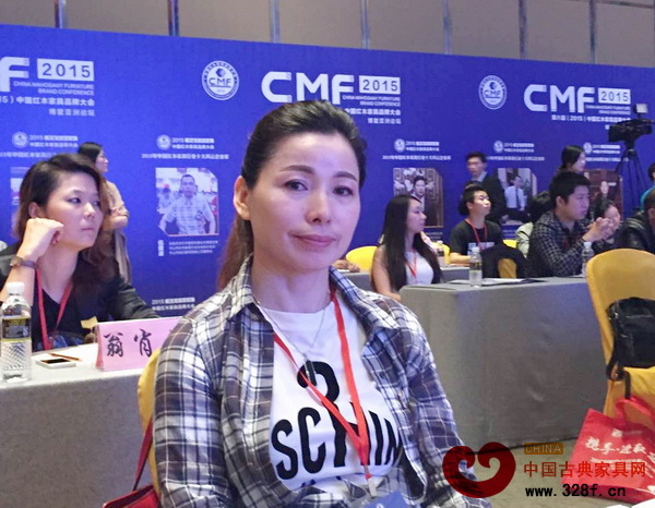 蘇陽(yáng)紅執(zhí)行董事長(zhǎng)黃美鳳出席“2015年中國(guó)紅木家具品牌大會(huì)” 蘇陽(yáng)紅執(zhí)行董事長(zhǎng)黃美鳳出席“2015年中國(guó)紅木家具品牌大會(huì)”