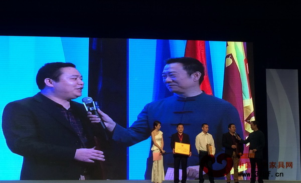 名揚紅木董事長楊威(右二)接受中央電視臺主持人趙保樂采訪 名揚紅木董事長楊威(右二)接受中央電視臺主持人趙保樂采訪