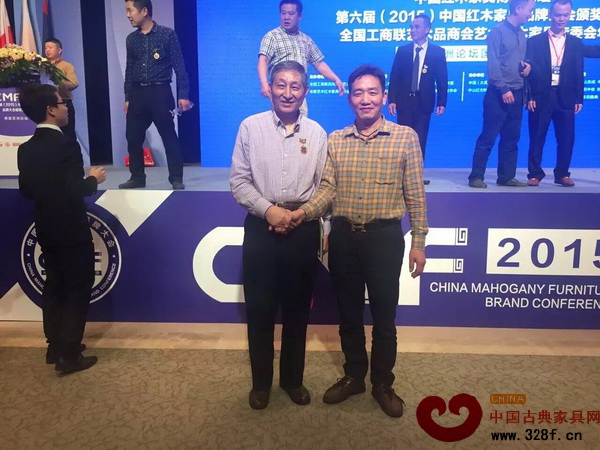 集古韻今總經理陳新平(右)與原故宮博物院文保科技部主任曹靜樓在博鰲亞洲論壇國際會議中心會場內合影留念 集古韻今總經理陳新平(右)與原故宮博物院文保科技部主任曹靜樓在博鰲亞洲論壇國際會議中心會場內合影留念