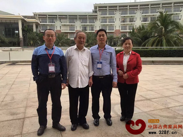 大匯堂總經理胡春龍(右二)與故宮博物院副研究員周京南(左一)、原故宮家具修復專家王秀林(左二)、明清家具鑒賞專家馬清竹(右一)在博鰲亞洲論壇國際會議中心會場外合影 大匯堂總經理胡春龍(右二)與故宮博物院副研究員周京南(左一)、原故宮家具修復專家王秀林(左二)、明清家具鑒賞專家馬清竹(右一)在博鰲亞洲論壇國際會議中心會場外合影