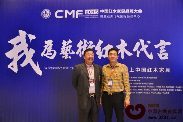 集古韻今總經理陳新平(右)與中國傳統工藝大師、東陽市明清居紅木有限公司董事長金彪云在博鰲亞洲論壇國際會議中心合影 集古韻今總經理陳新平(右)與中國傳統工藝大師、東陽市明清居紅木有限公司董事長金彪云在博鰲亞洲論壇國際會議中心合影