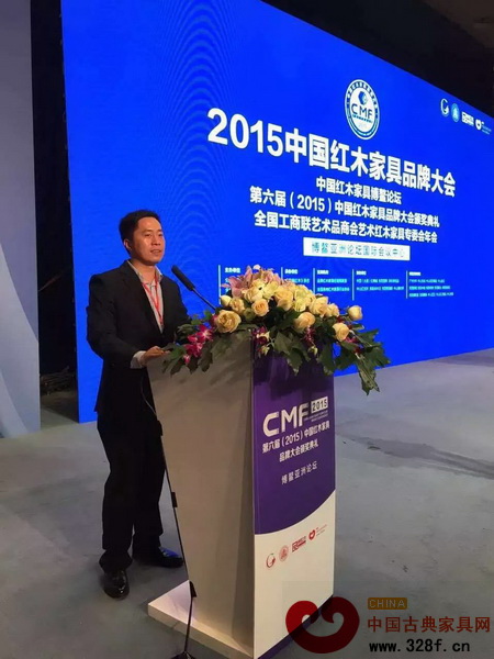 大匯堂總經理胡春龍受邀出席2015中國紅木家具品牌大會,并在海南博鰲亞洲論壇國際會議中心會場內留影 大匯堂總經理胡春龍受邀出席2015中國紅木家具品牌大會,并在海南博鰲亞洲論壇國際會議中心會場內留影