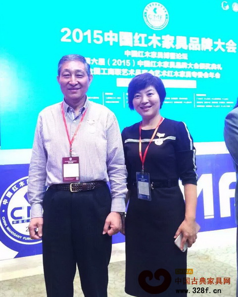 瑞昇家居總經理饒穎與原故宮博物院文保科技部主任曹經理在品牌大會上合影 瑞昇家居總經理饒穎與原故宮博物院文保科技部主任曹經理在品牌大會上合影
