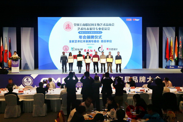 佳能機械作為全國工商聯(lián)藝術品商會藝術紅木家具專委會委員單位,總經(jīng)理周紹儀(右三)接受故宮博物院副研究員周京南(左一)的頒牌 佳能機械作為全國工商聯(lián)藝術品商會藝術紅木家具專委會委員單位,總經(jīng)理周紹儀(右三)接受故宮博物院副研究員周京南(左一)的頒牌