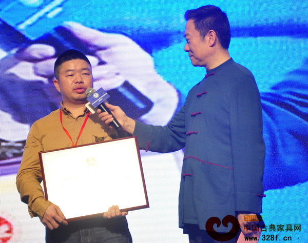 福建海龍紅木藝術館董事長李良專(左)接受央視著名主持人趙保樂采訪,發表獲獎感言 福建海龍紅木藝術館董事長李良專(左)接受央視著名主持人趙保樂采訪,發表獲獎感言