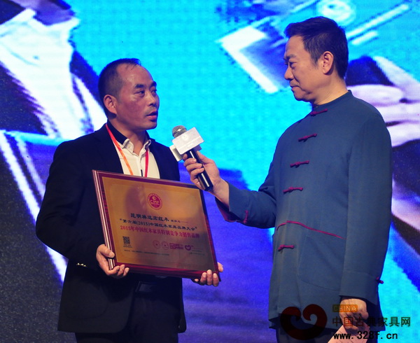 昆明林達宏紅木董事長張伯林接受央視著名主持人趙保樂采訪,發表獲獎感言 昆明林達宏紅木董事長張伯林接受央視著名主持人趙保樂采訪,發表獲獎感言