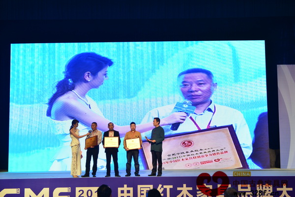 合肥中皖泰森紅木董事長劉英俊(左)接受廣東電視臺央金采訪,發表獲獎感言 合肥中皖泰森紅木董事長劉英俊(左)接受廣東電視臺央金采訪,發表獲獎感言