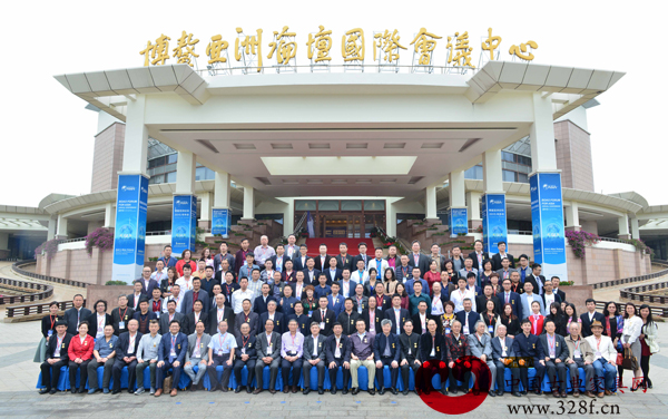 第六屆中國(guó)紅木家具品牌大會(huì)出席嘉賓在博鰲亞洲論壇國(guó)際會(huì)議中心合影 第六屆中國(guó)紅木家具品牌大會(huì)出席嘉賓在博鰲亞洲論壇國(guó)際會(huì)議中心合影