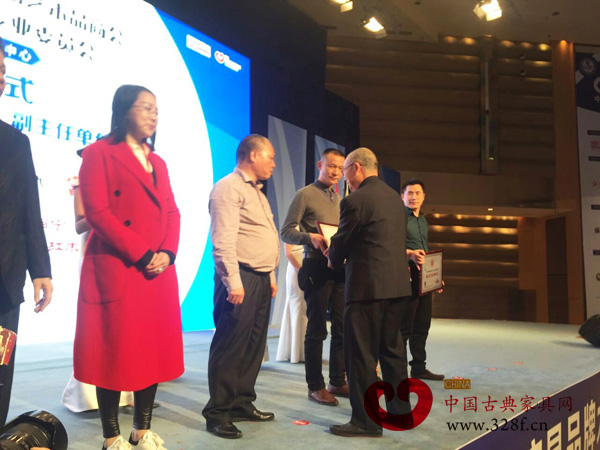 博大成為全聯(lián)藝術(shù)紅木家具專委會(huì)副主任單位,總經(jīng)理毛世國(guó)上臺(tái)接受頒牌(左四) 博大成為全聯(lián)藝術(shù)紅木家具專委會(huì)副主任單位,總經(jīng)理毛世國(guó)上臺(tái)接受頒牌(左四)