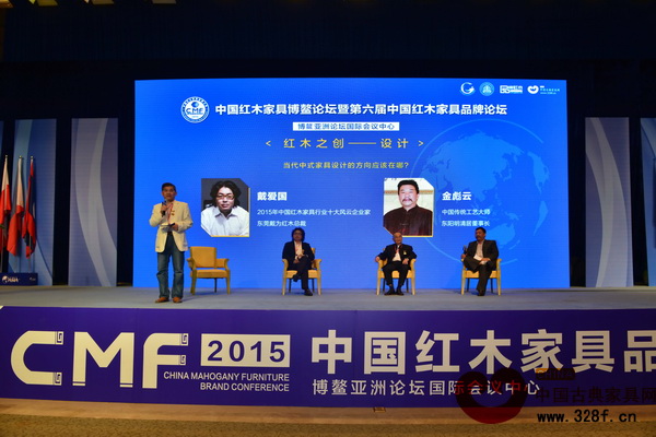 中國紅木家具博鰲論壇第二輪”紅木之創:設計“由家具行業資深媒體人王周(左一)主持,中南林業科技大學博士生導師胡景初(右二)在論壇上分享了中式家具的兩大特點 中國紅木家具博鰲論壇第二輪”紅木之創:設計“由家具行業資深媒體人王周(左一)主持,中南林業科技大學博士生導師胡景初(右二)在論壇上分享了中式家具的兩大特點