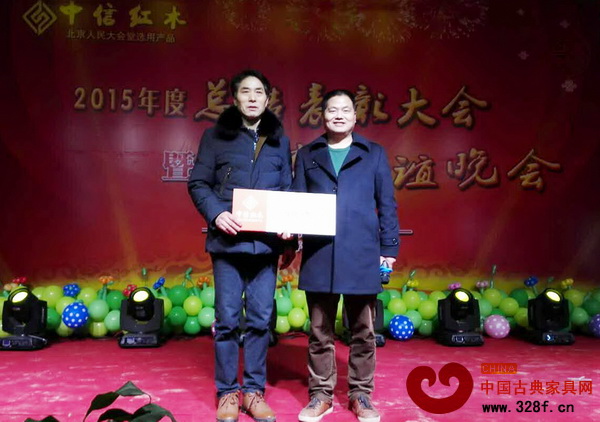 董事長李忠信與年度貢獻獎員工合影 董事長李忠信與年度貢獻獎員工合影