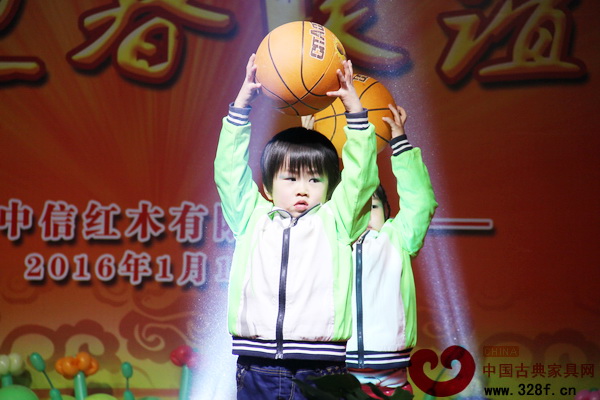 特別出演的小嘉賓帶來精彩表演,博得陣陣掌聲 特別出演的小嘉賓帶來精彩表演,博得陣陣掌聲