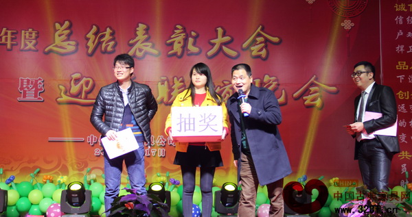 精心籌備的抽獎活動,將晚宴氣氛推向高潮 精心籌備的抽獎活動,將晚宴氣氛推向高潮