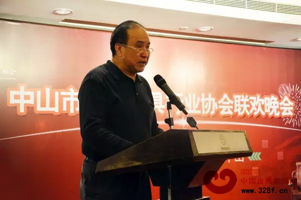 中山市紅木家具行業協會會長蕭照興在晚會上致辭