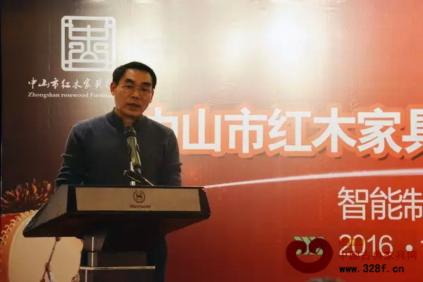中山市沙溪鎮佳能木工機械廠總經理周紹儀在現場做產品推介