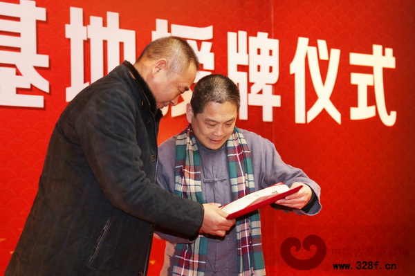 中南林業科技大學家具與藝術設計學院院長、博士生導師劉文金(左)為純本森活紅木張建華大師頒發“家具與藝術設計學院客座教授”證書 中南林業科技大學家具與藝術設計學院院長、博士生導師劉文金(左)為純本森活紅木張建華大師頒發“家具與藝術設計學院客座教授”證書