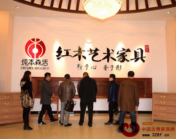 純本森活紅木董事長厲清平、副總經理厲凌杰陪同中南林業科技大學家具與藝術設計學院院長、博士生導師劉文金一行參觀純本森活紅木展廳 純本森活紅木董事長厲清平、副總經理厲凌杰陪同中南林業科技大學家具與藝術設計學院院長、博士生導師劉文金一行參觀純本森活紅木展廳
