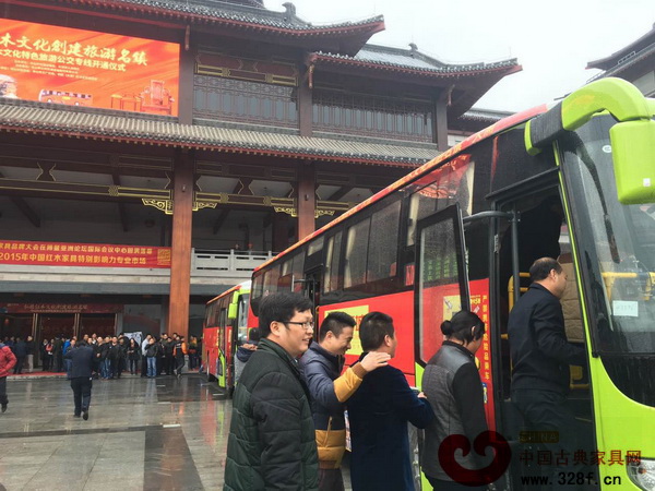 首批旅客坐上了由大涌鎮(zhèn)中國紅木文化博覽城開往城軌中山北站的首趟旅游公交專線公交車 首批旅客坐上了由大涌鎮(zhèn)中國紅木文化博覽城開往城軌中山北站的首趟旅游公交專線公交車