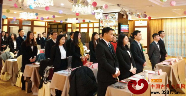 全體員工齊唱司歌,拉開總結大會序幕 全體員工齊唱司歌,拉開總結大會序幕