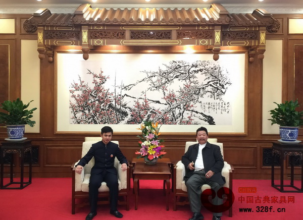 中國傳統工藝大師、明清居董事長金彪云與全聯藝術紅木家具專委會執行會長林偉華在釣魚臺國賓館貴賓廳合影 中國傳統工藝大師、明清居董事長金彪云與全聯藝術紅木家具專委會執行會長林偉華在釣魚臺國賓館貴賓廳合影