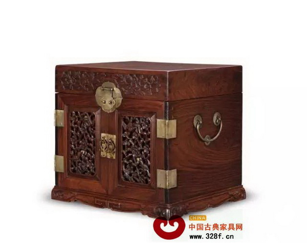 一個官皮箱，里面放著她最喜歡佩戴的首飾