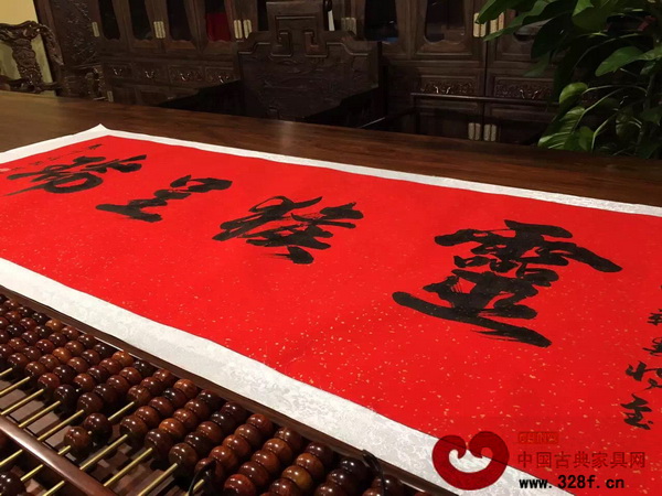 孔連紅木邀請到了書法藝術家、教育家羅翰先生親臨孔連紅木福永紅樹灣店揮毫潑墨，送上新年祝福