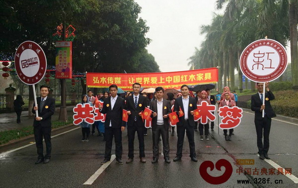 無懼風雨迎頭前進的紅木人 無懼風雨迎頭前進的紅木人