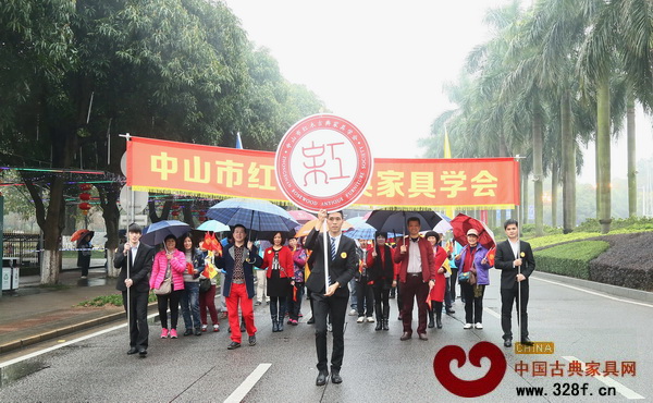 由中山市紅木古典家具學會理事長、中山市大涌鎮和興家具董事長蕭社和領隊的巡游方隊，精神飽滿、神采飛揚